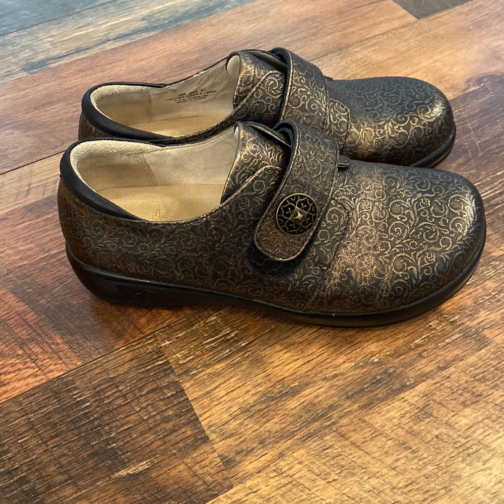 Like new Alegria clogs size 37